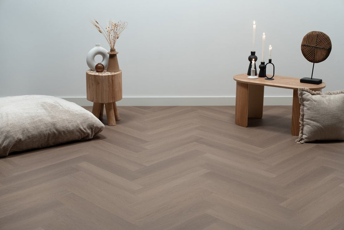 Floer Greige Eiken Visgraat Plak PVC FLR - 3511 - Solza.nl