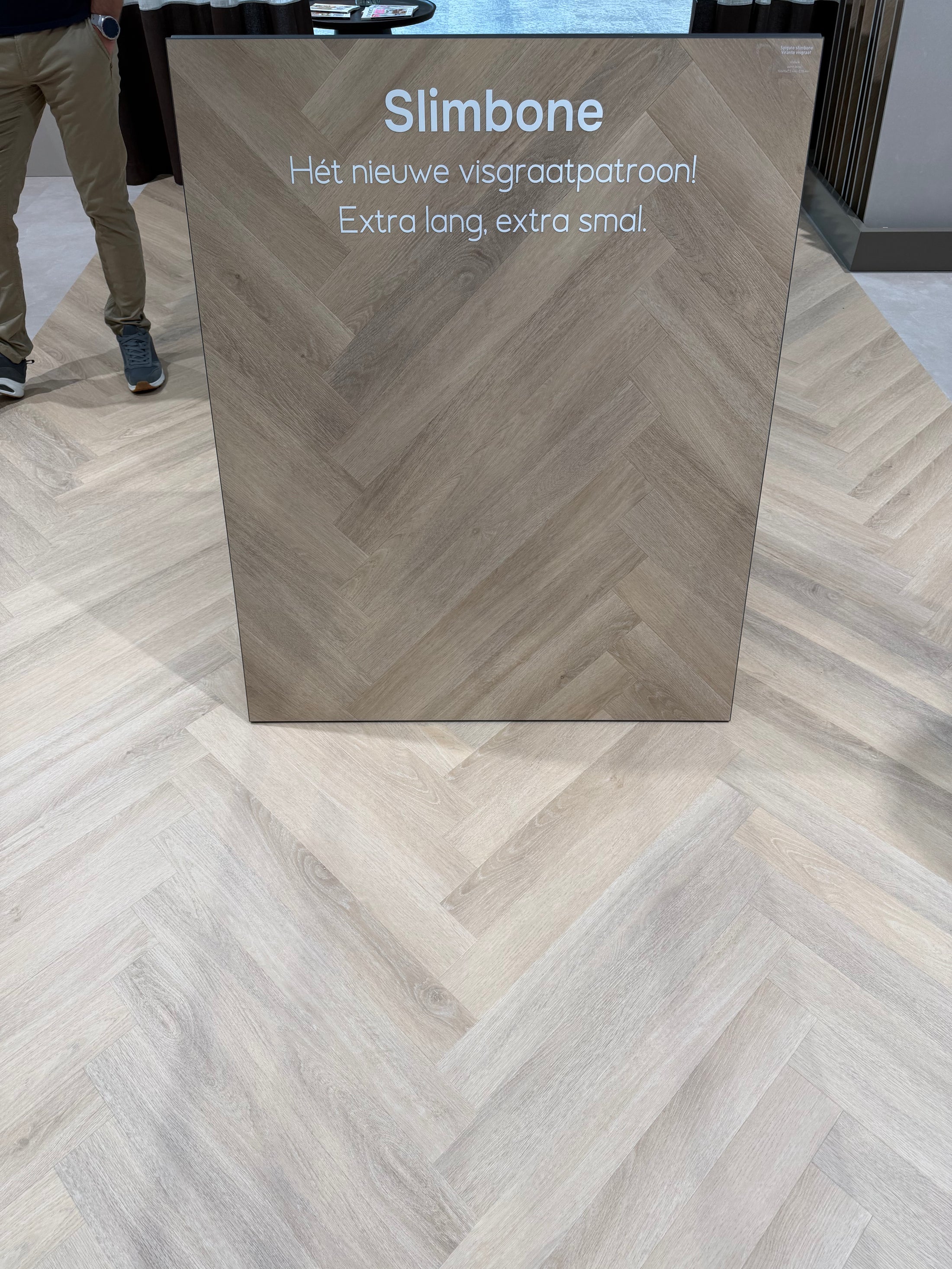 Slimbone in onze showroom: extra smal en extra lang, naast de andere visgraatformaten.