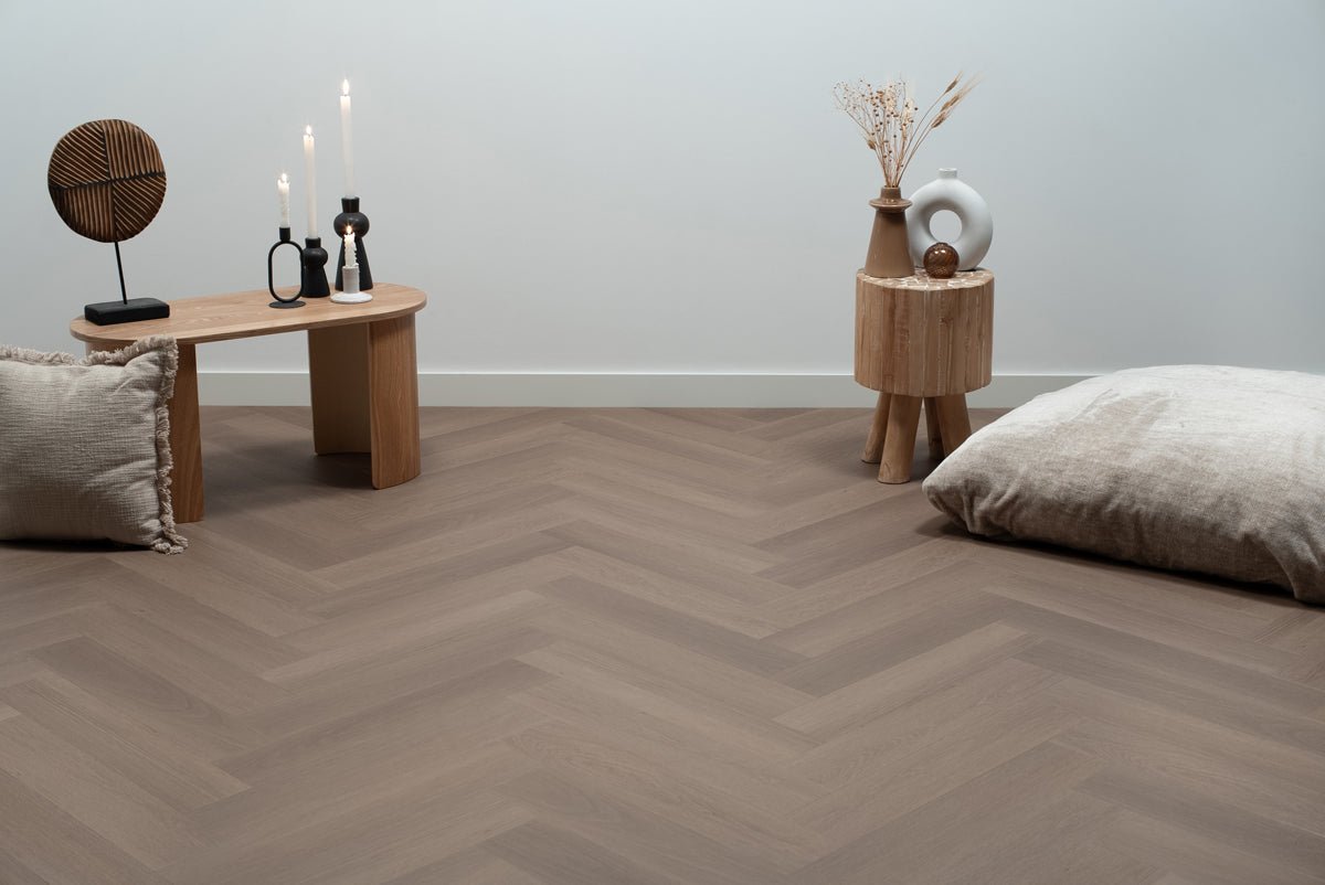 Floer Greige Eiken Visgraat Click PVC FLR - 3930 - Solza.nl