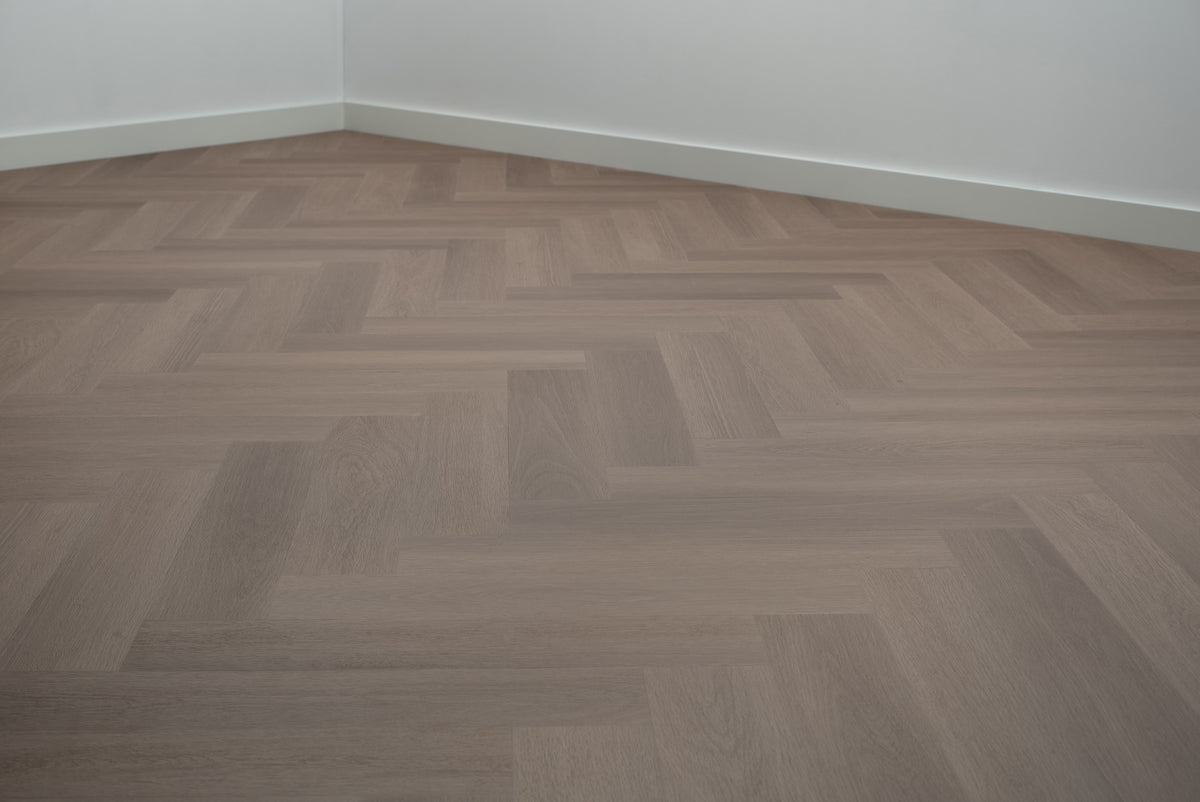 Floer Greige Eiken Visgraat Click PVC FLR - 3930 - Solza.nl