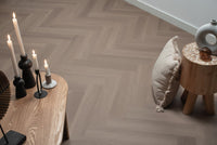 Floer Greige Eiken Visgraat Click PVC FLR - 3930 - Solza.nl