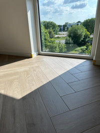 Floer Griend Grijs Hybride Laminaat Walvisgraat FLR - 1614 - Solza.nl