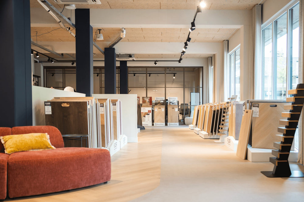 Le showroom de Solza à Alphen aan den Rijn, avec des panneaux de sols le long des murs et un coin salon