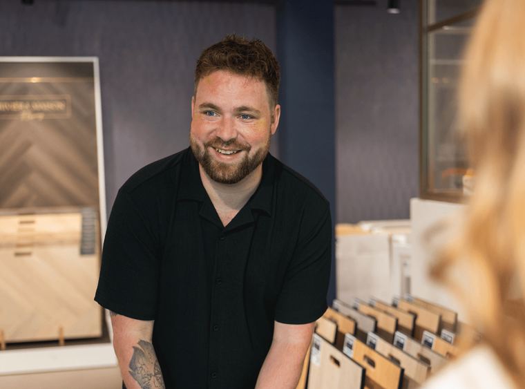 Solza-medewerker helpt een klant aan de balie van de showroom in Alphen aan den Rijn