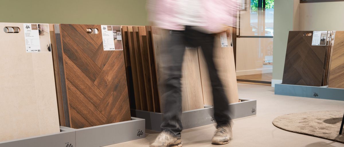 De showroom van Solza in Alphen aan den Rijn met vloerstalen op rekken