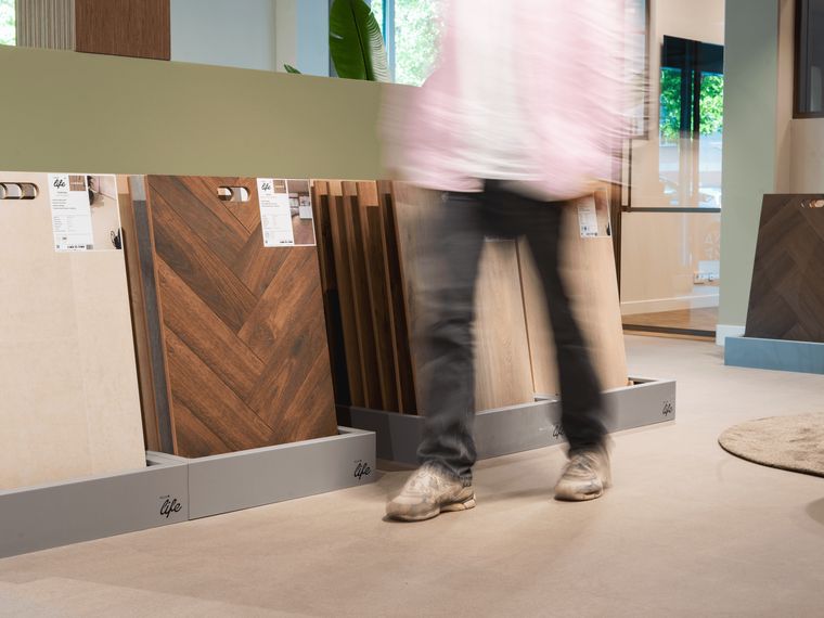 Stalenrekken met laminaat en PVC in de showroom van Solza